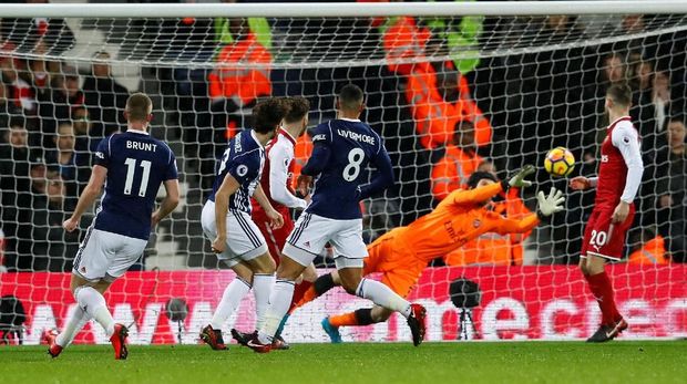 Petr Cech melakukan aksi penyelamatan terbaik. (
