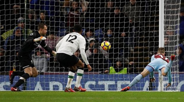 Pemain Burnley, Johann Berg Gudmundsson, sempat menyamakan skor 1-1 menghadapi Liverpool. (