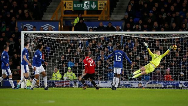 Anthony Martial mencetak gol pembuka keunggukan MU atas Everton. (