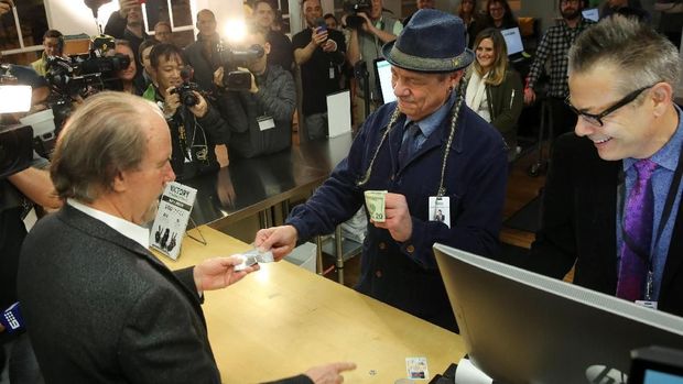 California melegalkan penjualan ganja ke masyarakat umum.