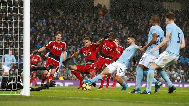 Sergio Aguero mencetak gol ketiga ManCity ke gawang Watford. (