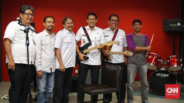 Sandiaga Uno Asyik Main Band di Sela Jam Kerja
