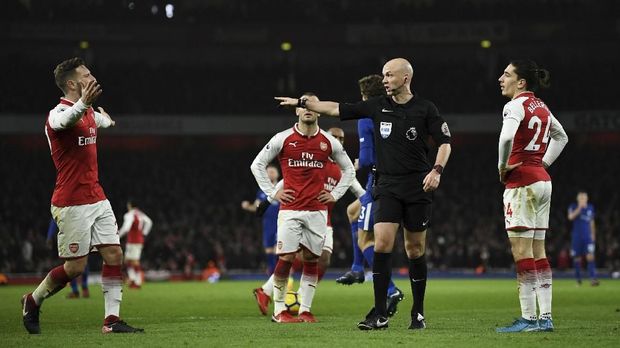 Wasit Anthony Taylor dituding membuat keputusan konyol dengan memberikan hadiah penalti karena Eden Hazard terjatuh.