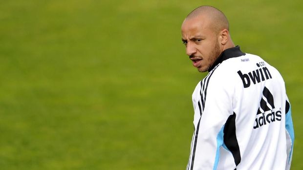 Julien Faubert pernah tertangkap kamera ketiduran di bangku cadangan Real Madrid.