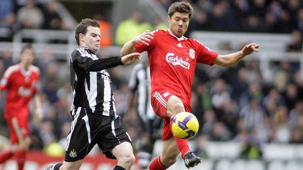 Danny Guthrie (kiri) ketika melawan Xabi Alonso di Liga Primer Inggris.