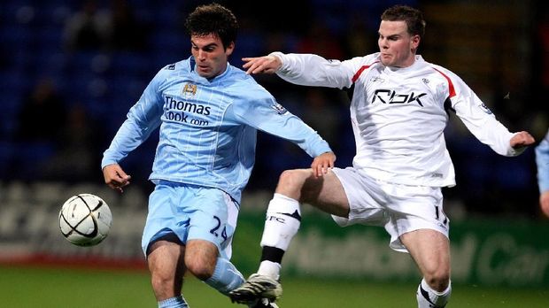 Danny Guthrie (kanan) ketika berseragam Bolton Wanderers.