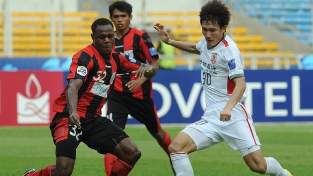 Victor Igbonefo mengangkat namanya saat jadi bek tangguh di Persipura.