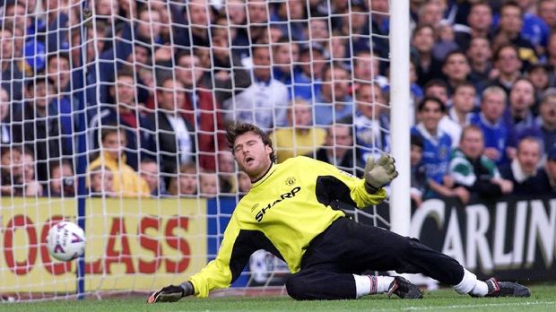 Massimo Taibi gagal menggantikan Peter Schmeichel.