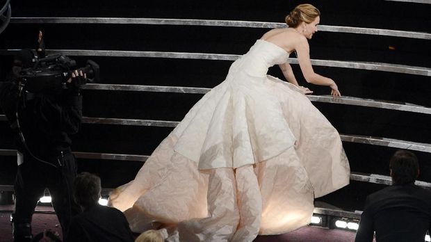 Jennifer Lawrence sempat jatuh untuk menerima Piala Oscar pada 2013.