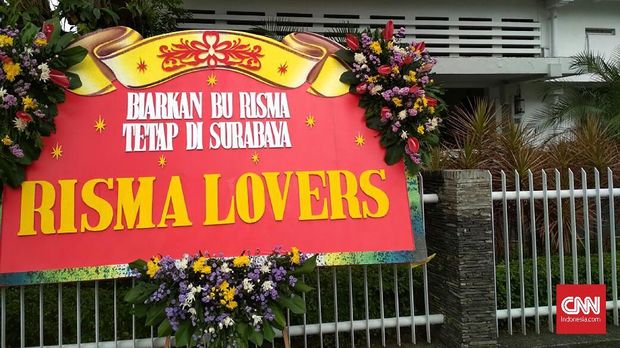 Karangan Bunga dan Keinginan Risma Terkait Pilgub Jatim