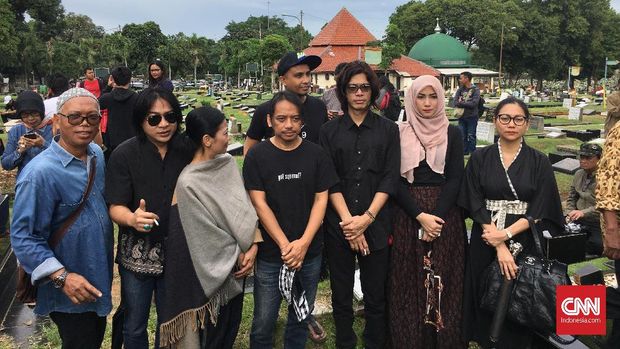 Yon Koeswoyo Dimakamkan, Keluarga Ucapkan Terima Kasih