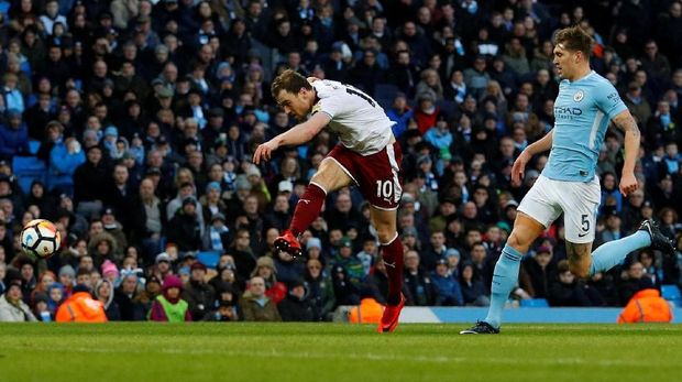 Manchester City sempat dikejutkan dengan gol dari Ashley Barnes pada babak pertama.