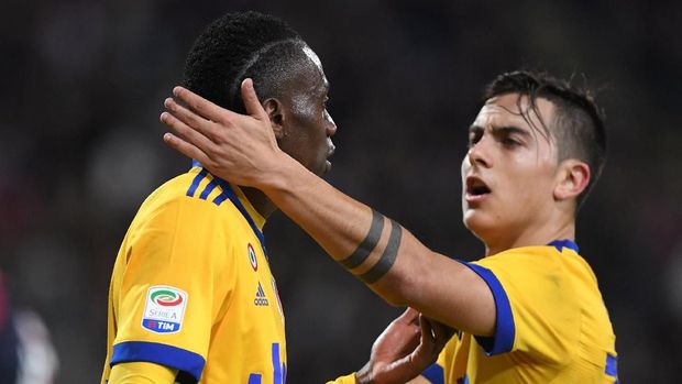 Paulo Dybala harus menenangkan Blaise Matuidi yang marah karena mendapat pelecehan di lapangan.