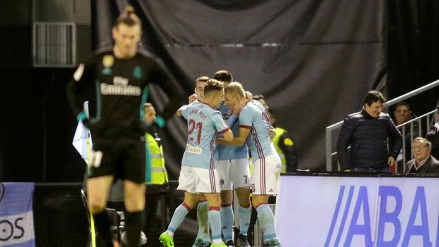 Pemain Celta Vigo berselebrasi setelah Maxi Gomez mencetak gol ke gawang Real Madrid.