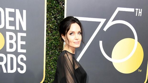Angelina Jolie datang bersama Maddox ke Golden Globe 2018, Minggu (7/1) malam waktu Los Angeles.