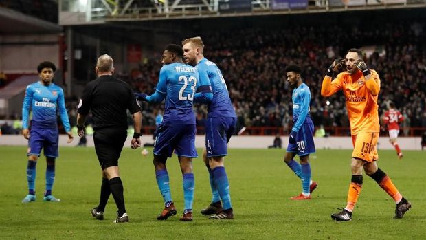 Pemain Arsenal melakukan protes kepada wasit setelah Nottingham Forest mencetak gol keempat dari titik penalti.