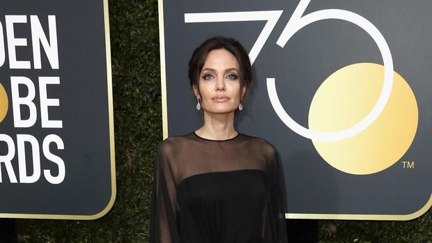 Angelina Jolie menghadiri Golden Globes 2018.