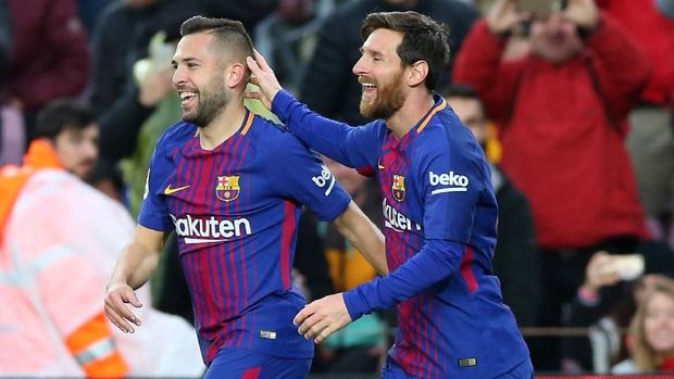 Lionel Messi mencetak gol ke gawang Levante memanfaatkan umpan Jordi Alba.