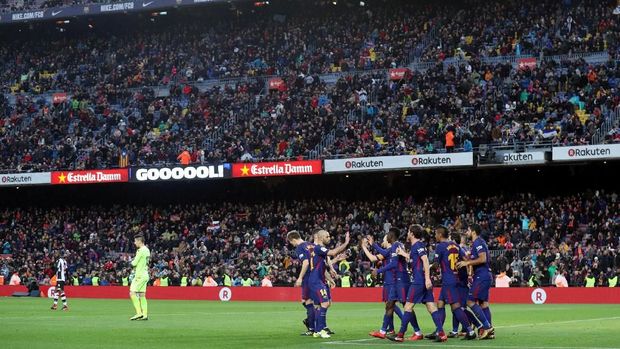 Fans Barcelona geram dengan perlakuan Cristiano Ronaldo terhadap bintang mereka.