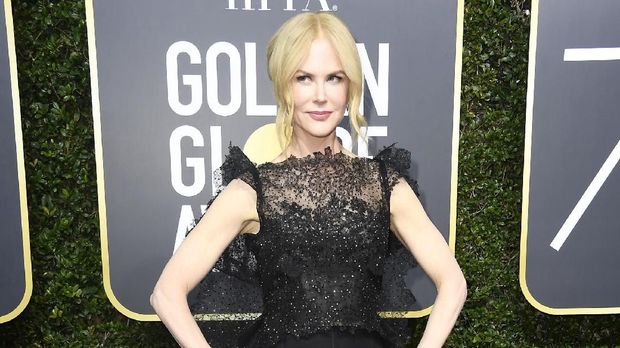 Nicole Kidman mendapatkan piala pertama Golden Globes 2018.