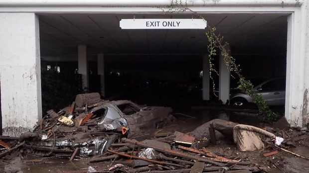 Mobil dan sampah yang dibawa lumpur akibat longsor di California, Selasa (9/1)
