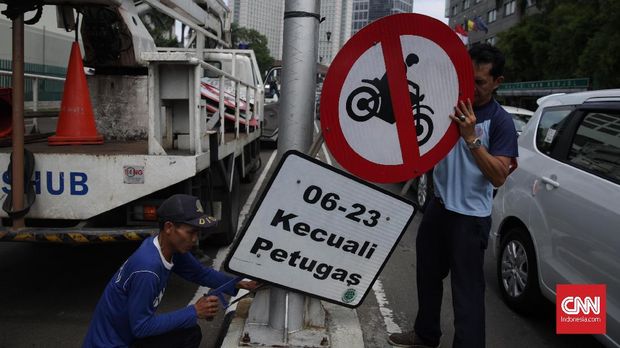 Wajah Bahagia Pengendara Motor Usai Larangan Melintas Dicabut