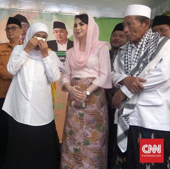Isak Tangis Khofifah Pecah Jelang Daftarkan Diri ke KPU Jatim