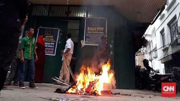 Tolak Usung Sihar, Kader PPP Sumut Bakar Foto Romahurmuziy