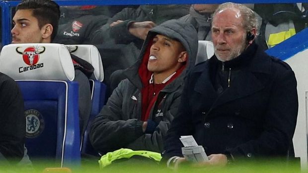 Alexis Sanchez (kiri) lebih sering menempati bangku cadangan selepas tahun baru.
