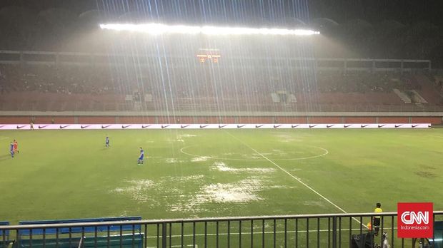 Islandia berhasil mencetak lima gol saat kondisi lapangan tergenang.