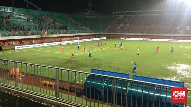 Islandia mampu tampil baik meski kondisi lapangan tergenang air.