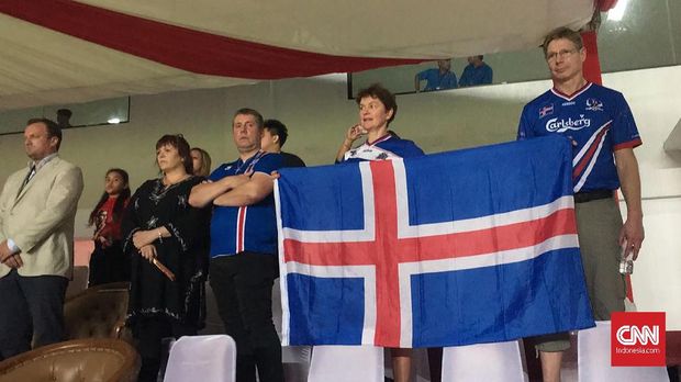 Perwakilan dari Islandia ikut mendukung timnya di tribune VVIP Stadion Maguwoharjo. (