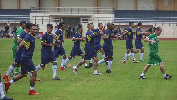 Indonesia Selection diperkuat sebagian besar pemain veteran Timnas Indonesia.