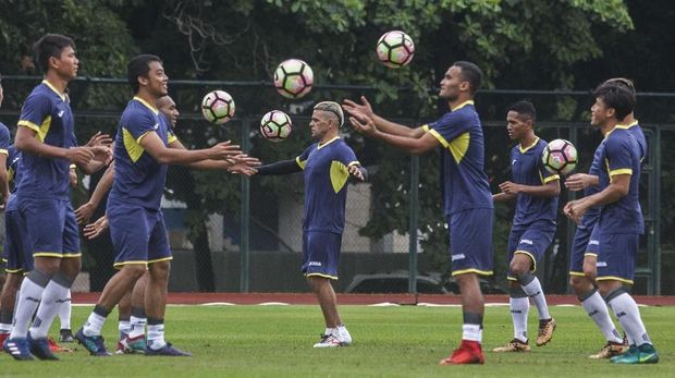 Indonesia Selection diperkuat sejumlah pemain veteran Timnas Indonesia.