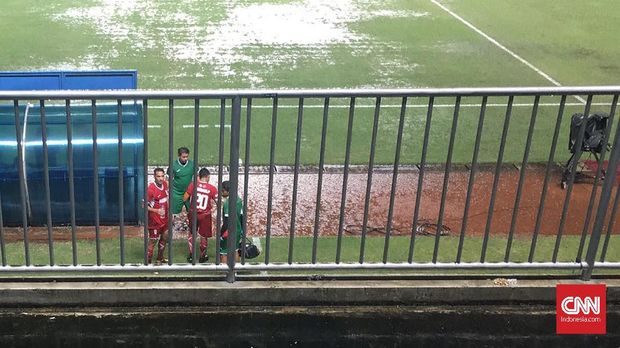 Tampak Raphael Maitimo dan Bambang Pamungkas berbincang saat laga dihentikan sementara karena lapangan banjir. (