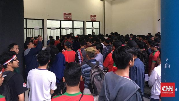 Para suporter Indonesia dari Sleman masih mengantre di pintu-pintu masuk Stadion Maguwoharjo, beberapa menit sebelum pertandingan. (