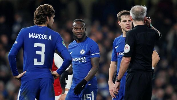 Wasit Martin Atkinson sedang berkomunikasi dengan petugas VAR.