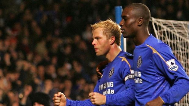 Eidur Gudjohnsen juga pernah main bersama Carlton Cole di Chelsea.
