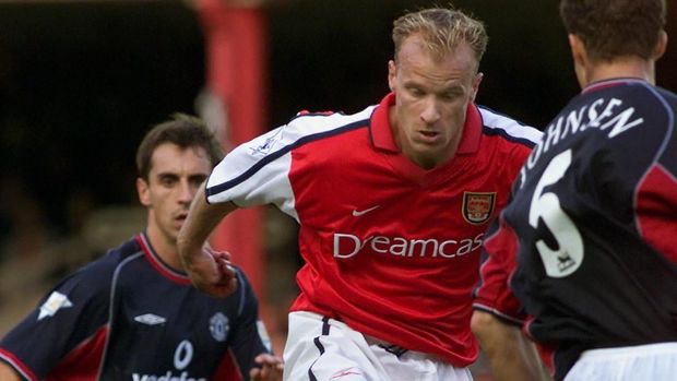 Dennis Bergkamp meminta klub Arsenal agar ia tidak ikut rombongan tim naik pesawat. (