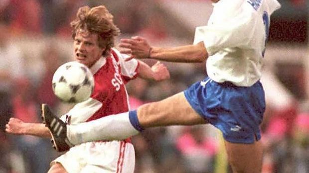 Stefan Schwarz meminta agar klub Valencia memenuhi keinginannya pergi ke luar angkasa. (