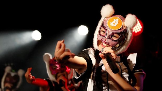 Girlband Jepang punya lagu soal bitcoin.