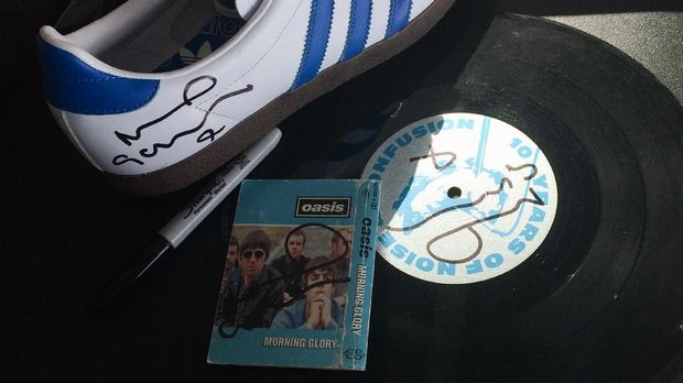 Sepatu langka yang ditandatangani Noel Gallagher.