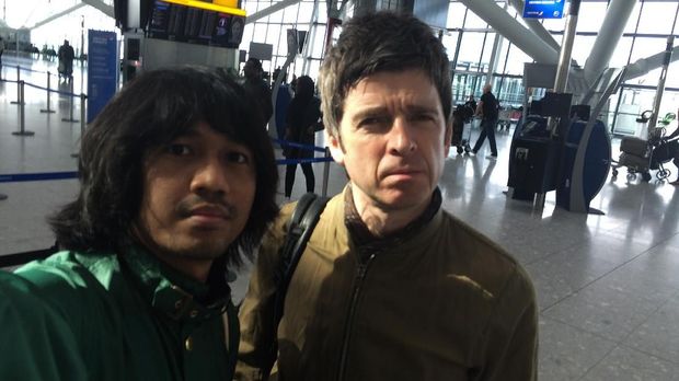 Foto bersama Noel Gallagher di bandara di London.
