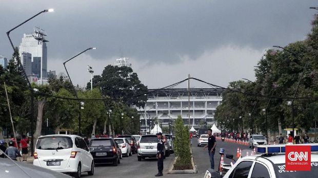 Awan mendung terlihat di atas langit SUGBK beberapa jam sebelum laga dimulai.