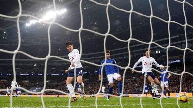 Tottenham Hotspur menempel ketat Liverpool di klasemen Liga Primer Inggris 2017/2018.