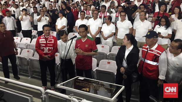 Presiden Joko Widodo saat meresmikan SUGBK sebelum pertandingan.