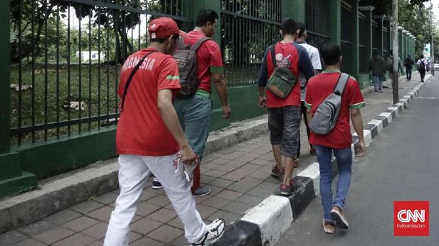 Suporter antusias menyaksikan laga Timnas Indonesia vs Islandia yang merupakan laga perdana usai SUGBK direnovasi.