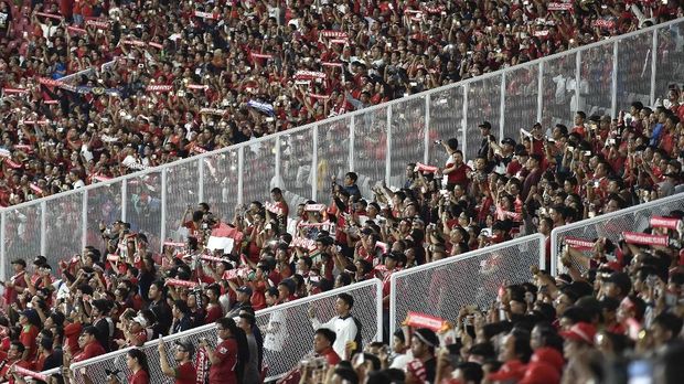 Puluhan ribu suporter antusias menyaksikan perjuangan Timnas Indonesia.