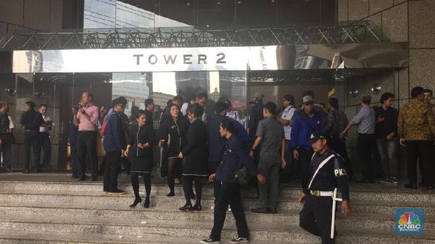 Koridor Lantai 1 Gedung BEI Ambruk, Banyak Korban Luka