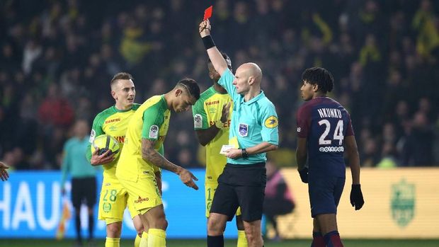 Wasit Tony Chapron membuat kontroversi sesaat sebelum memberi kartu merah kepada bek FC Nantes, Diego Carlos. (